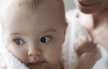 Bebé arropado con una manta