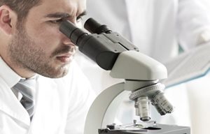 Científico mirando al microscopio