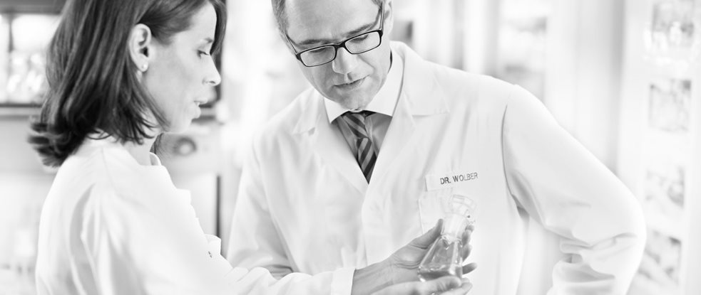 El Dr. Rainer Wolber, Director de Desarrollo de Productos, Dermocosméticos, habla con un científico de cuidado de la piel