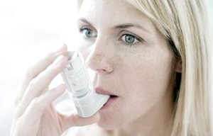 Mujer utilizando un inhalador.