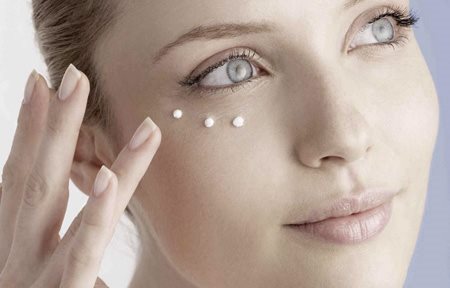 Mujer aplicándose Eucerin Hyal-Urea Contorno de Ojos