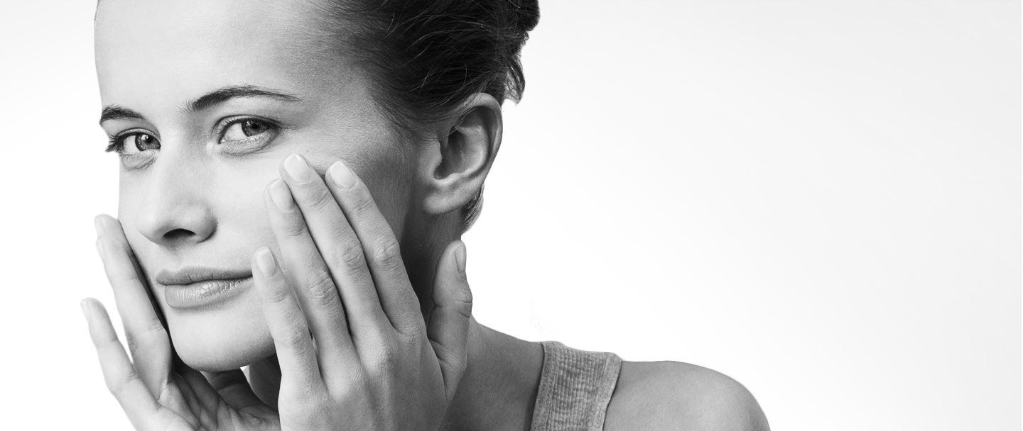 Primer plano de una mujer con la piel facial sensible